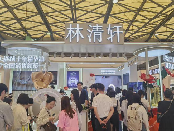 、自然堂等美妆企业亮相美博会！AG真人平台app【现场】家化(图14)